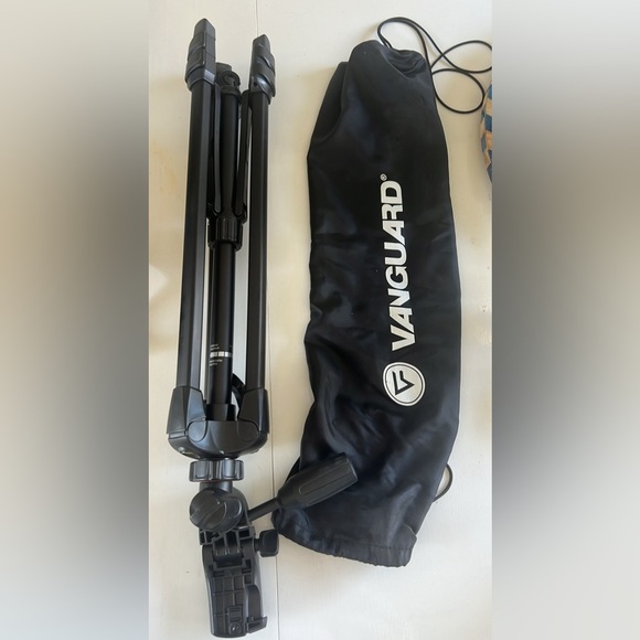 Vanguard MAK 233 Aluminum Alloy 3 Section Tripod with 3 Way Pan Head w/ level - Picture 6 of 8